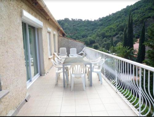 House with 3 bedrooms in Cavalaire Sur Mer with wonderful mountain view enclosed garden and WiFi gîte à louer Le Rove