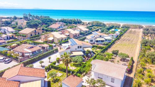 Case Vacanze Mare Nostrum - Villas in front of the Beach with Pool