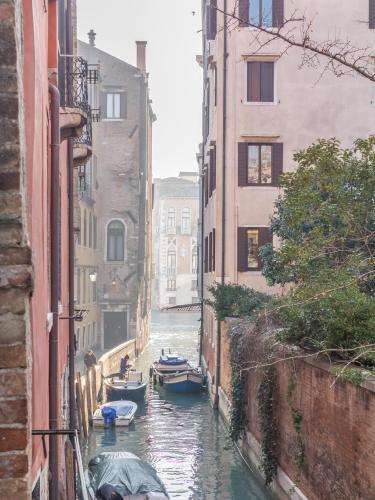 Apartment with Canal View