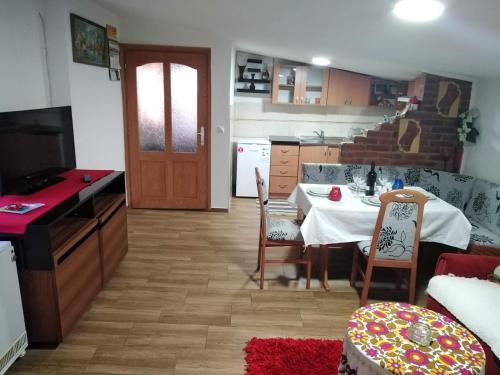 2 bedrooms, 4 beds