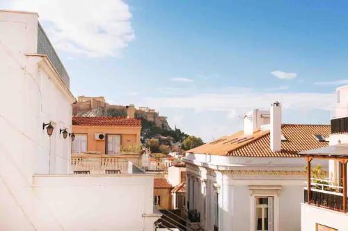 A Masterpiece in Plaka with Big Balcony and Acropolis View, Ateny