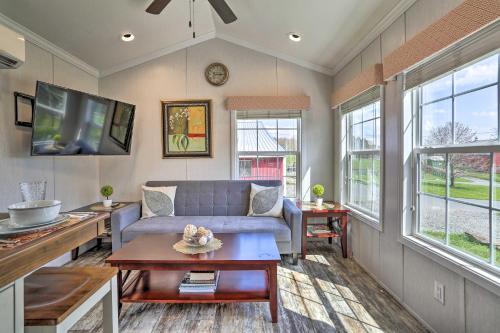 Country Cottage with Private Deck Near Hiking!