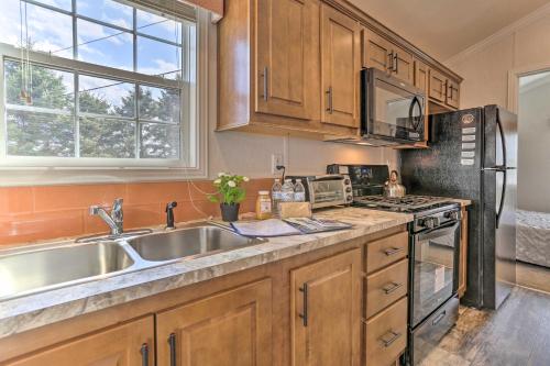 Country Cottage with Private Deck Near Hiking! - image 4