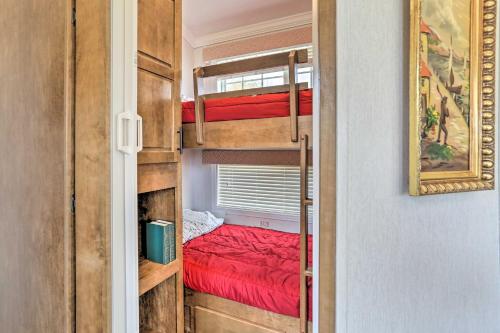 Country Cottage with Private Deck, Near Hiking!