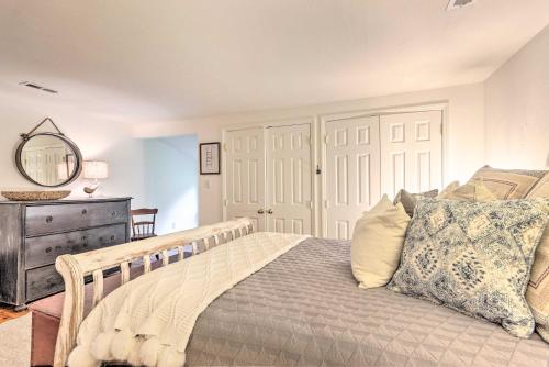 Modern Farmhouse Duplex by Stream 4 Mi to Boone! - image 8