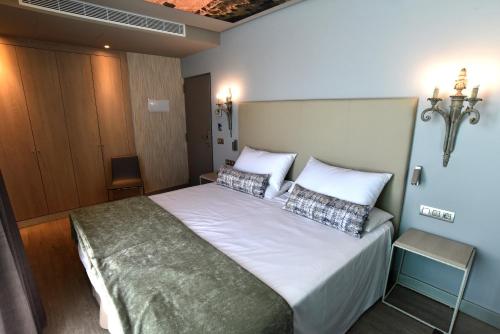 Deluxe Twin Room image 4