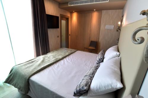 Deluxe Twin Room image 3