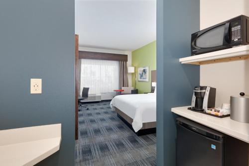 Holiday Inn Express & Suites Dallas NW - Farmers Branch, an IHG Hotel