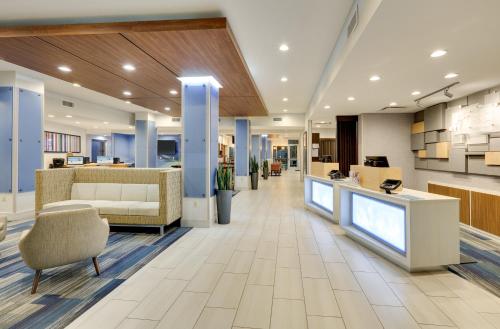 Holiday Inn Express & Suites Dallas NW - Farmers Branch, an IHG Hotel