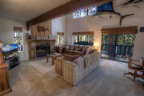 Captains Chalet by Lake Tahoe Accommodations - image 7