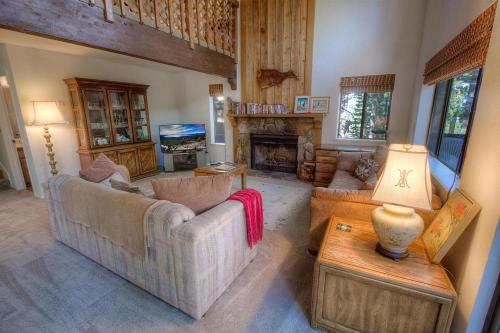 Captains Chalet by Lake Tahoe Accommodations - image 2