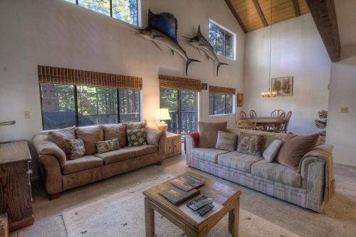 Captains Chalet by Lake Tahoe Accommodations - image 4