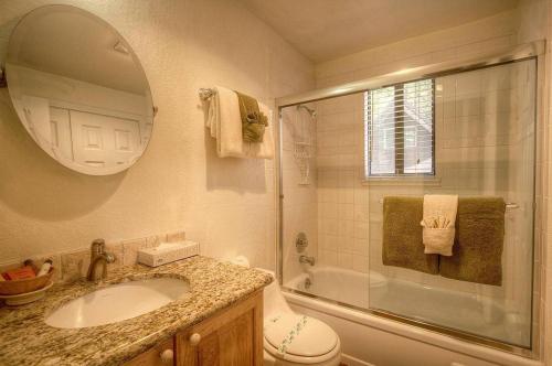Cozy Mountain Hideaway by Lake Tahoe Accommodations - image 3