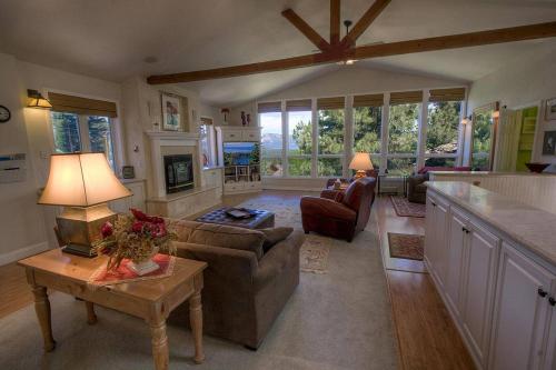 Cold Creek Lakeview Lodge by Lake Tahoe Accommodations - image 2