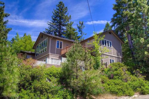 Cold Creek Lakeview Lodge by Lake Tahoe Accommodations - image 3