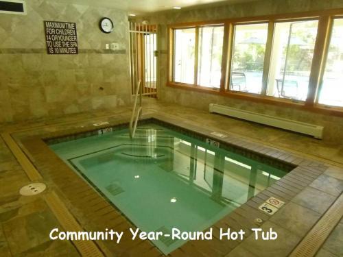 Cartwright Corner Condo by Lake Tahoe Accommodations - image 4