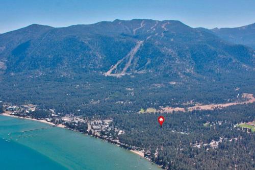 Breezy Pines Cabin by Lake Tahoe Accommodations - image 5