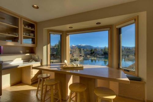 Beach Drive Beauty by Lake Tahoe Accommodations - image 3