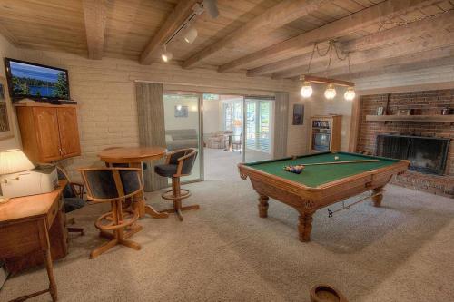 Cheyenne Chalet by Lake Tahoe Accommodations - image 6