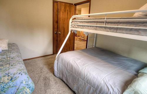 Cave Rock Chalet by Lake Tahoe Accommodations - image 4