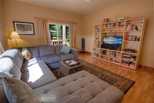 Alpine Haus Tahoe by Lake Tahoe Accommodations - image 5