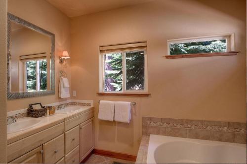 Alpine Haus Tahoe by Lake Tahoe Accommodations - image 8