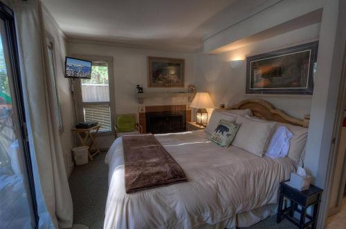 Gunbarrel Getaway by Lake Tahoe Accommodations - image 2