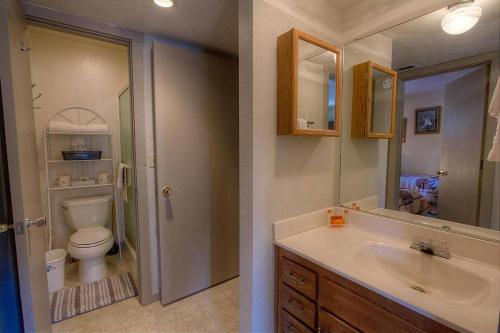 Gunbarrel Getaway by Lake Tahoe Accommodations - image 4