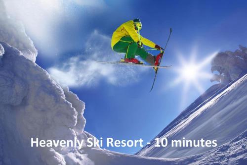 Hole in One Hideaway by Lake Tahoe Accommodations - image 7