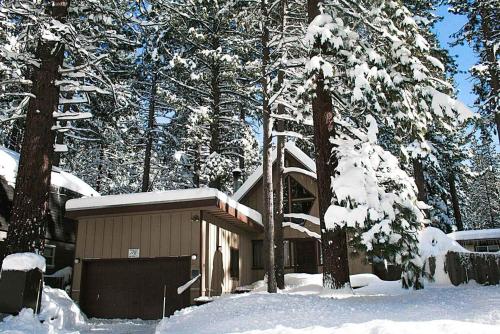 DCs Cozy Cabin by Lake Tahoe Accommodations - main image
