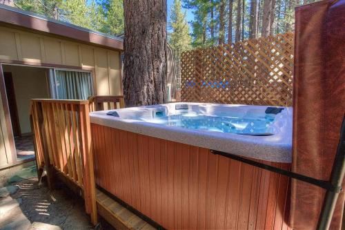 DCs Cozy Cabin by Lake Tahoe Accommodations - image 3