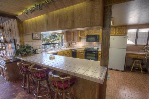 Emerald Lodge by Lake Tahoe Accommodations - image 6