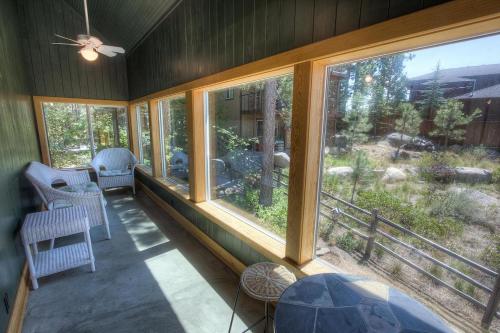 Lucinda Lakeview Lodge by Lake Tahoe Accommodations - image 2