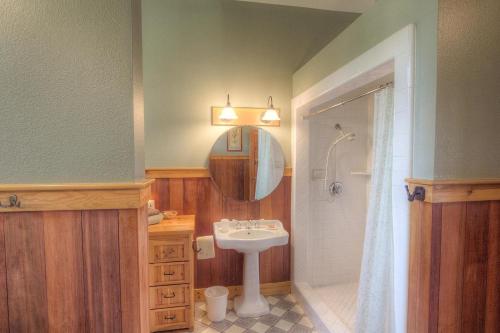 Lucinda Lakeview Lodge by Lake Tahoe Accommodations - image 9