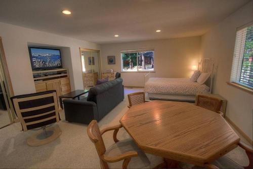 Pine Haven by Lake Tahoe Accommodations - image 4