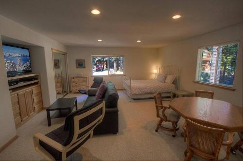 Pine Haven by Lake Tahoe Accommodations - image 8