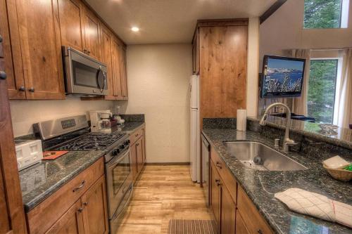 Kingswood Cornerview by Lake Tahoe Accommodations - image 7