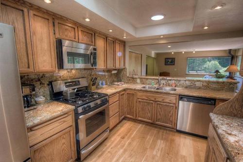 Meadowview Hideaway by Lake Tahoe Accommodations - image 2