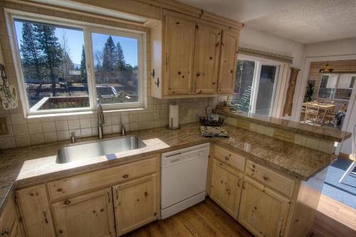 Rock Water Cove by Lake Tahoe Accommodations - image 3