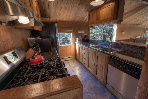 Woodys Clubhouse by Lake Tahoe Accommodations - image 12