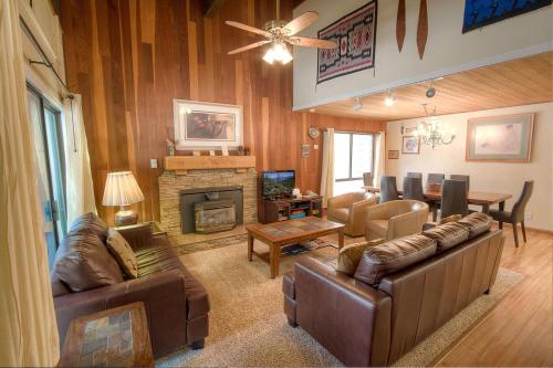 Tall Pines Retreat by Lake Tahoe Accommodations - image 6