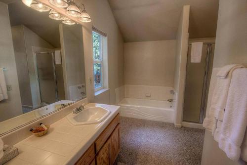 Slippery Slope Chalet by Lake Tahoe Accommodations - image 5
