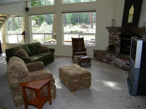 Slippery Slope Chalet by Lake Tahoe Accommodations - image 9