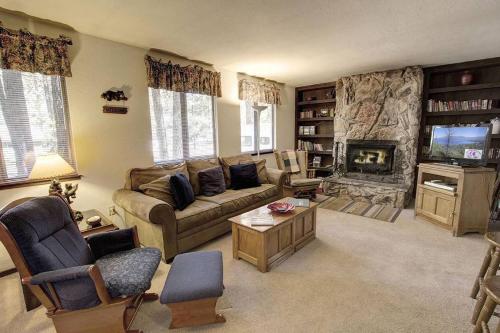Tahoe Island Hideaway by Lake Tahoe Accommodations - image 3