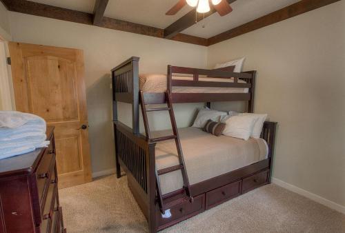 Snowshoe Chalet by Lake Tahoe Accommodations - image 8