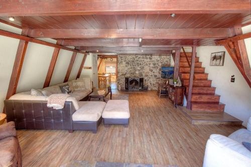 Tahoe Chalet by Lake Tahoe Accommodations - image 6