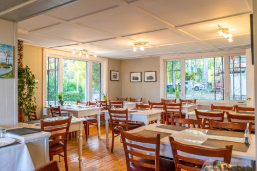 Étterem, Auberge de la rive de Charlevoix - Auberge familiale pour voyageurs de tous ages in Saint-Joseph-De-La-Rive (QC)