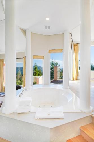 Villa Eyrie Resort in มาลาแฮต บีซี