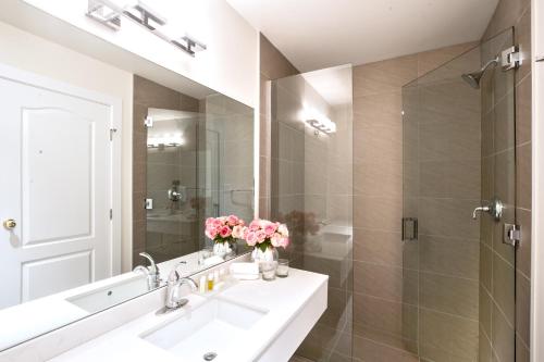 Villa Eyrie Resort in Malahat, Canada