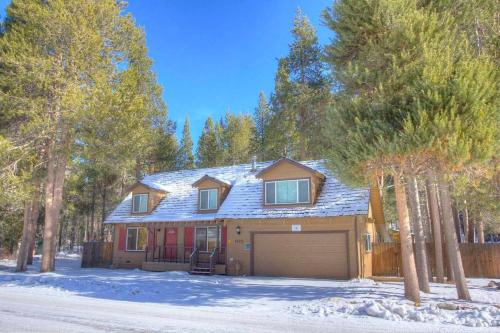 Glenwood Getaway by Lake Tahoe Accommodations - image 2